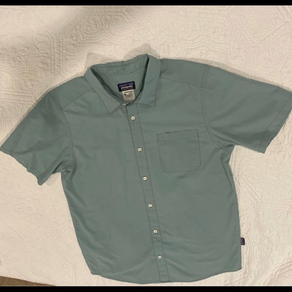 Patagonia like new mens size Large button down